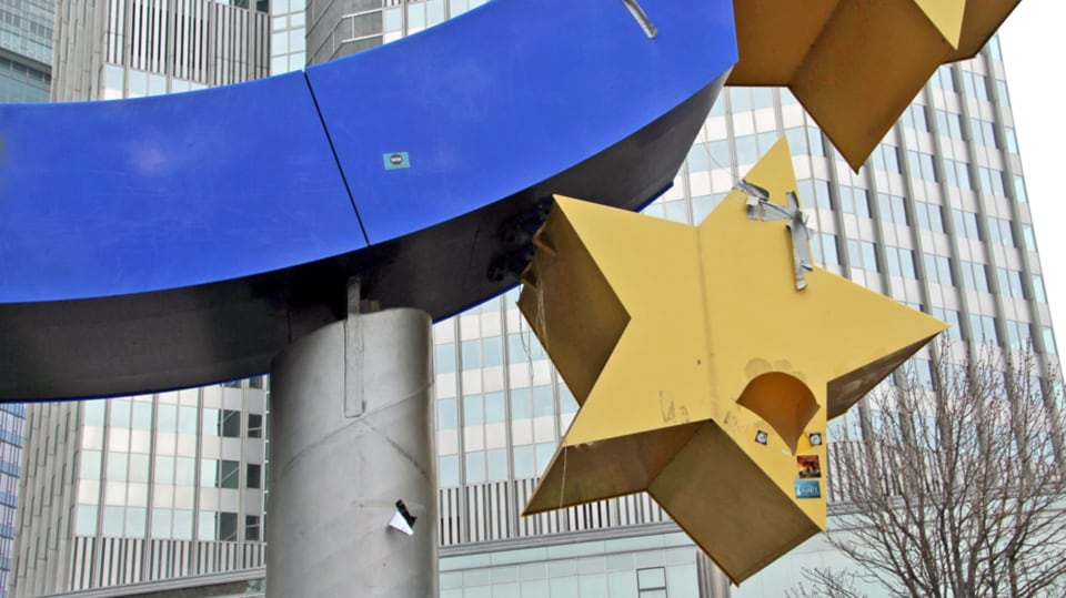 Ein Stern des Euro Wahrzeichens in Frankfurt ist beschädigt. Es ist mit Klebeband geflickt.