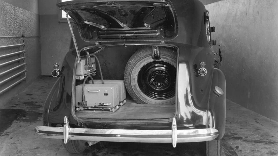 Technische Geräte im Kofferraum eines alten Autos.