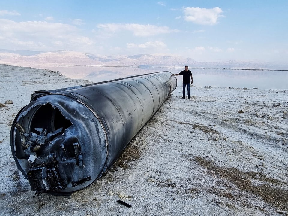Ein Mann steht neben einer ballistischen Rakete am Ufer des Toten Meeres.