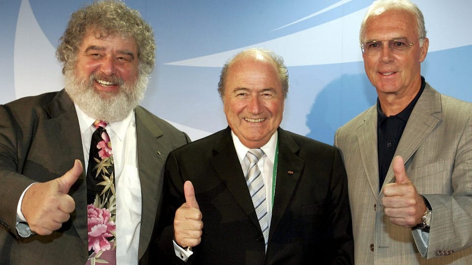 Chuck Fraze, Sepp Blatter und Franz Beckenbauer halten die Daumen hoch.
