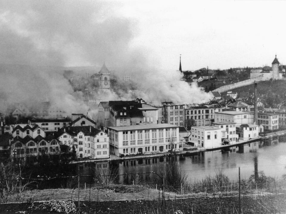 Das brennende Schaffhausen nach der Bombardierung.