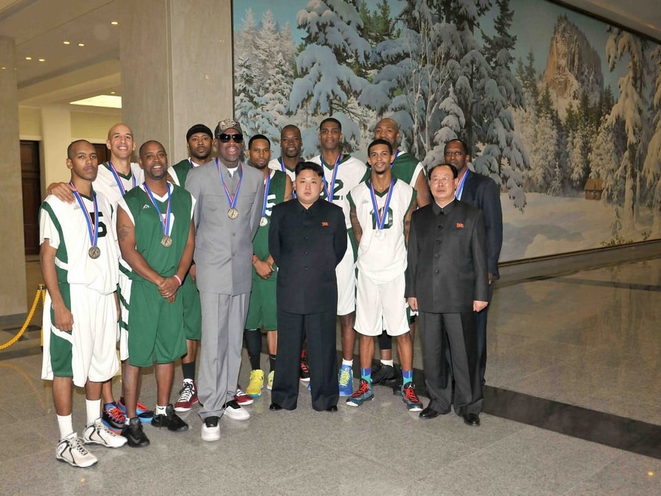 Dennis Rodman und Kim Jong Un mit amerikanischen und nordkoreanischen Basketballspielern. 