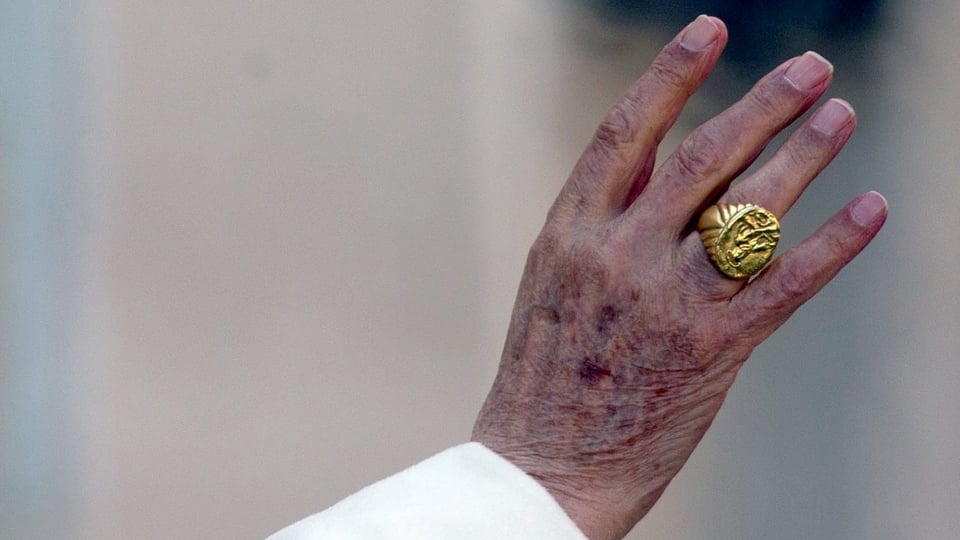 Die Hand von Papst Benedikt XVI., winkend.