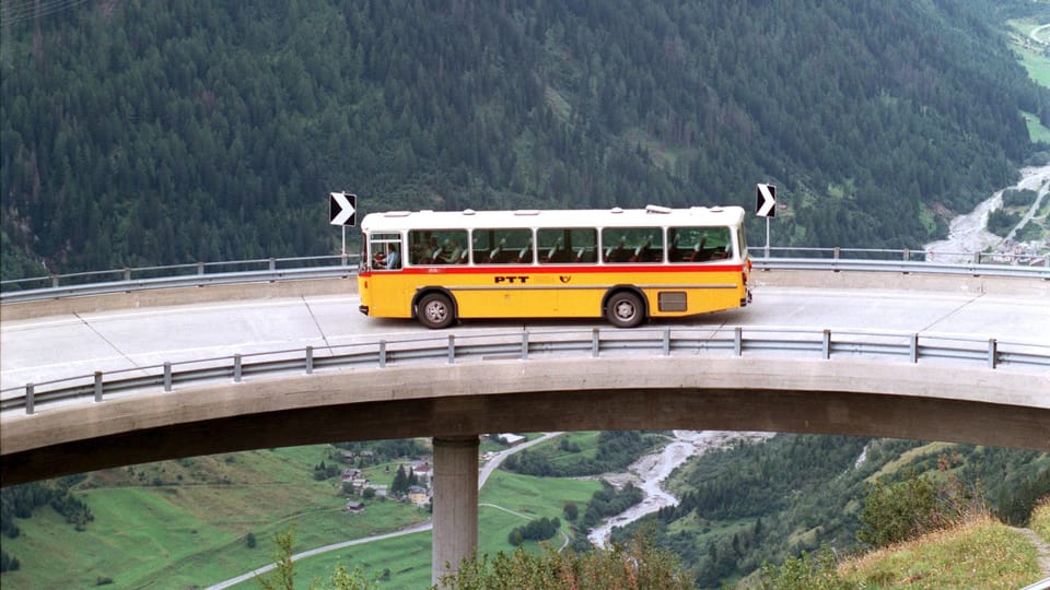 Ein gelbes Postauto auf der Passstrasse über den Gotthard