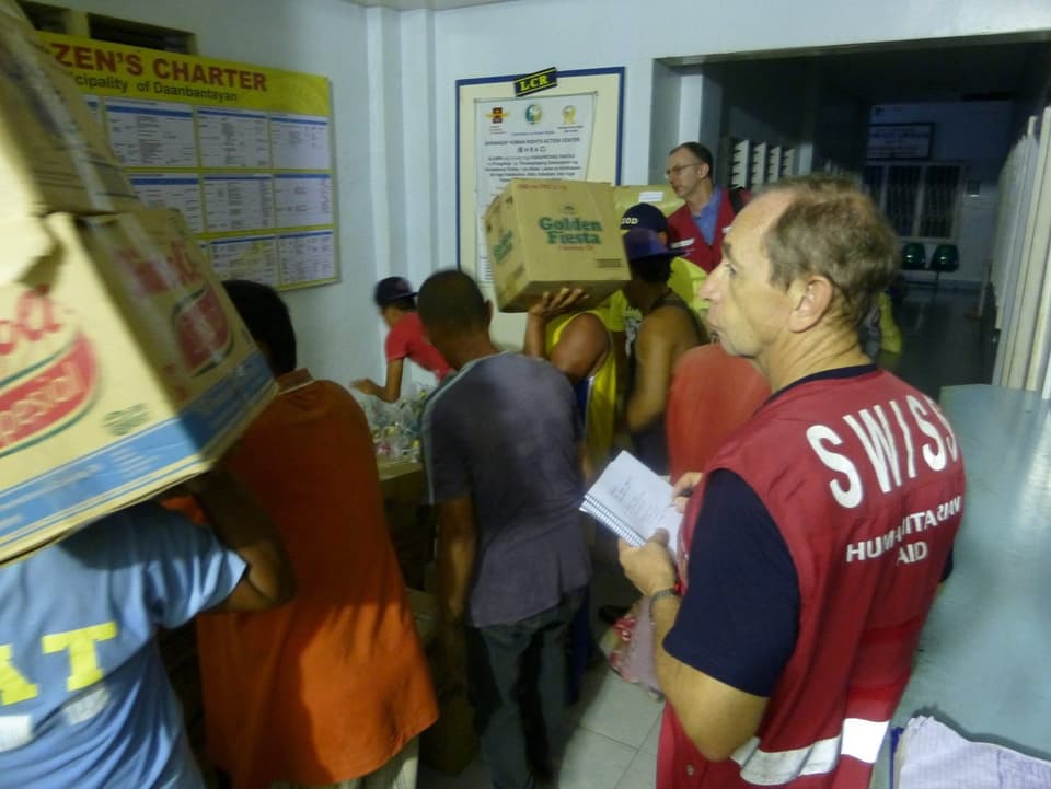 Gerade begleitet das staatliche Schweizer Korps für humanitäre Hilfe die Übergabe von Lebensmittelpaketen an die lokalen Behörden auf der Insel Cebu