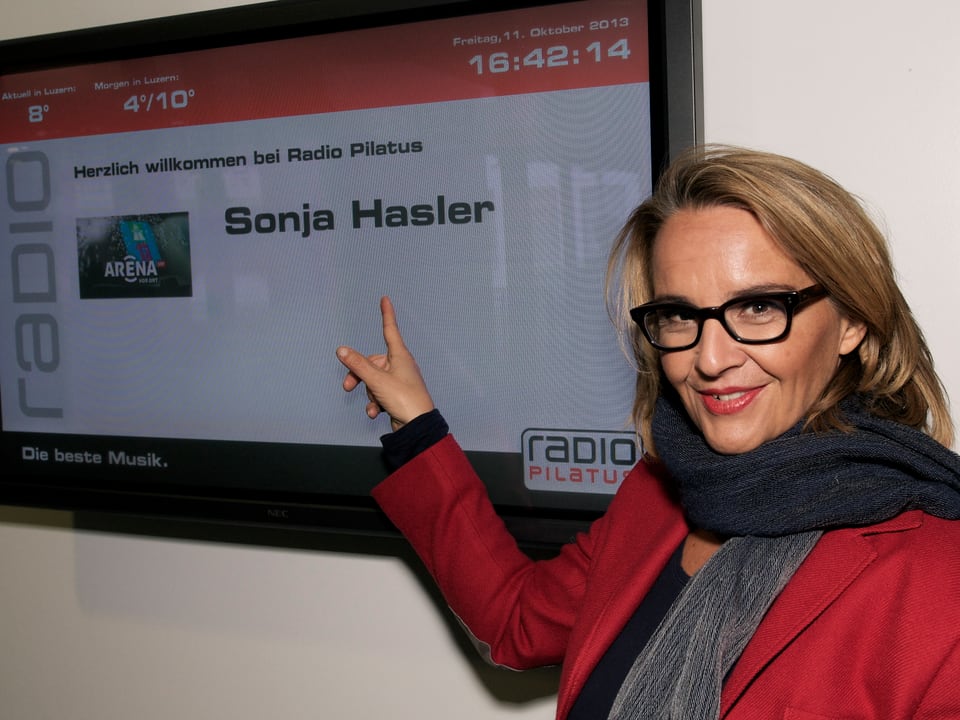 Sonja Hasler wird im Studio von Radio Pilatus empfangen.