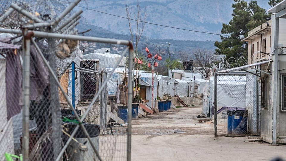 Ein Flüchtlingslager mit zeltartigen Bauten