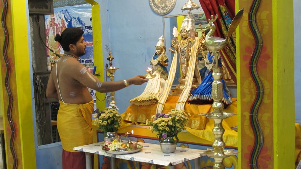 Ein Priester im Hindu-Tempel Adliswil opfert Essen für die Götter.