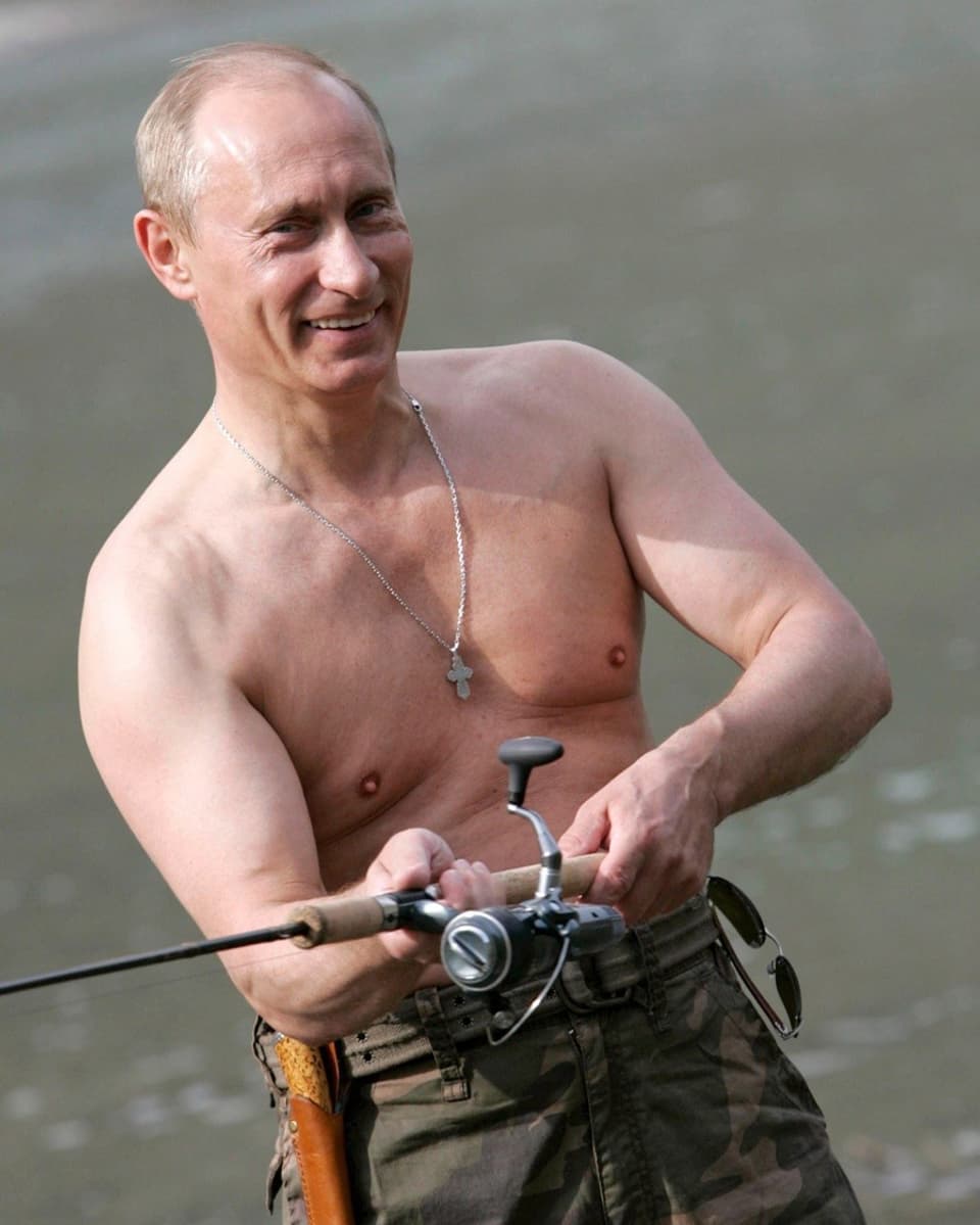 Putin mit nacktem Oberkörper beim Angeln.