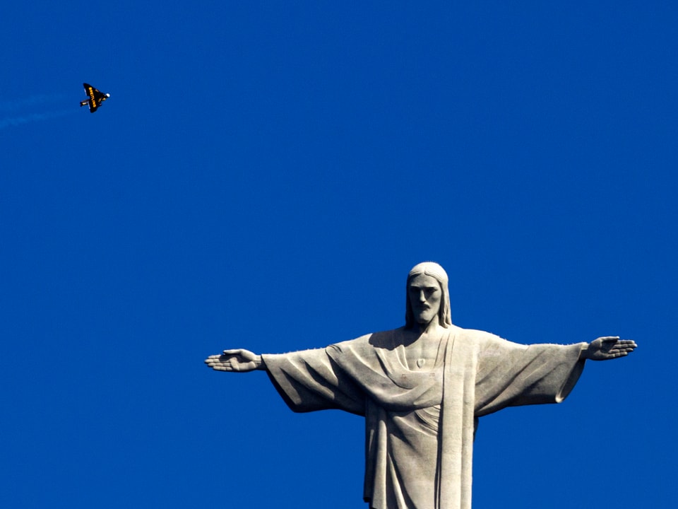 Rossy umfliegt die Christus-Statue in Rio de Janeiro