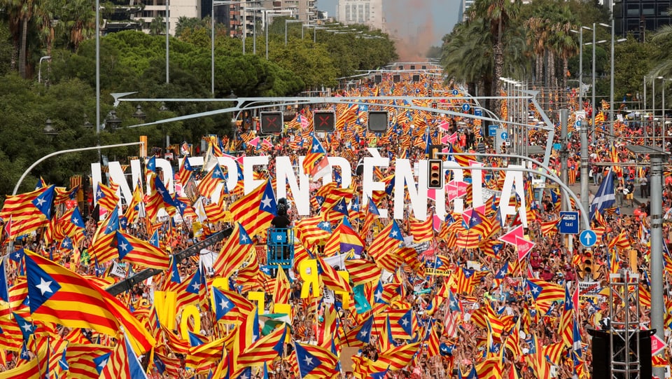Menschenmenge mit hunderten katalanischen Flaggen.