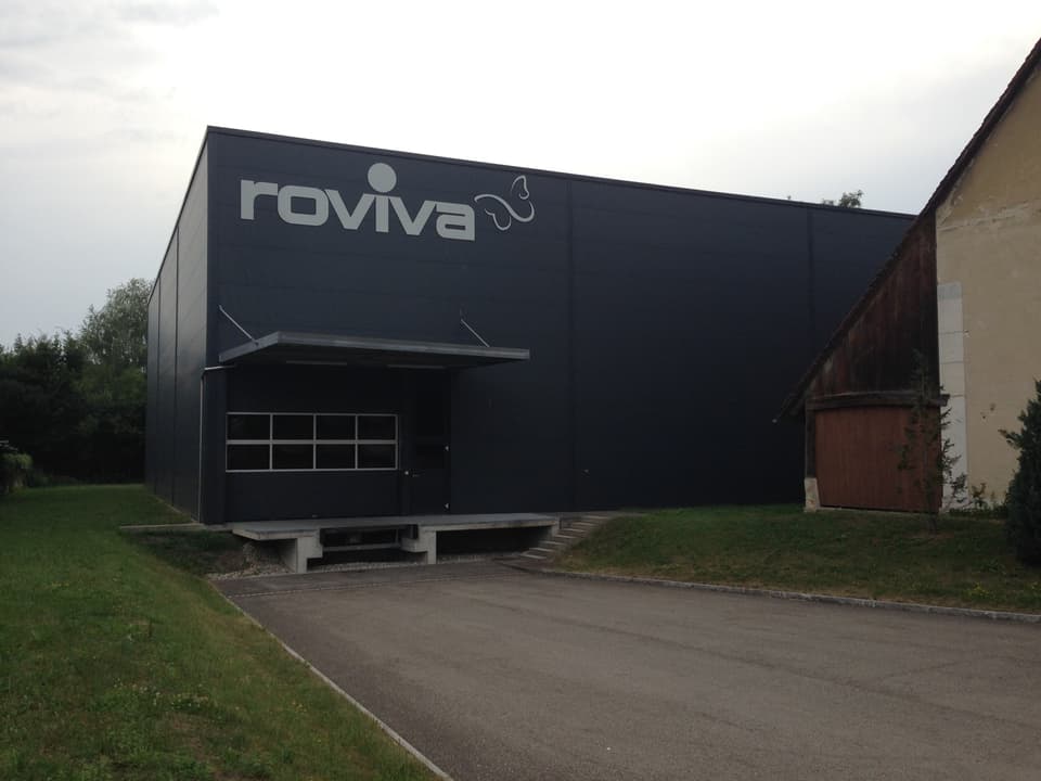 Blick von aussen auf das schwarze Firmengebäude der Roviva.
