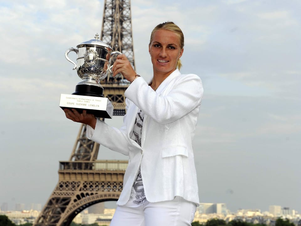Swetlana Kusnezowa mit Pokal vor dem Eiffelturm.