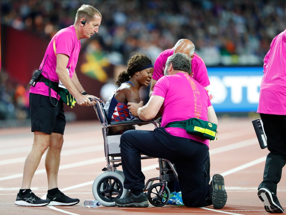 Athletin wird im Rollstuhl behandelt