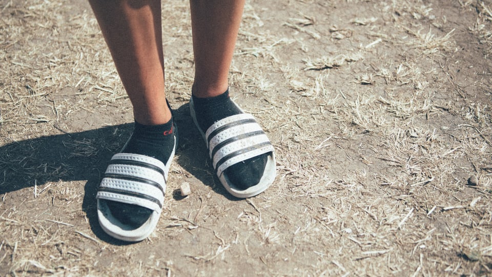 Adiletten mit Socken: DER Trend. Die Sportsocken müssten aber noch ein Mü höher sein.