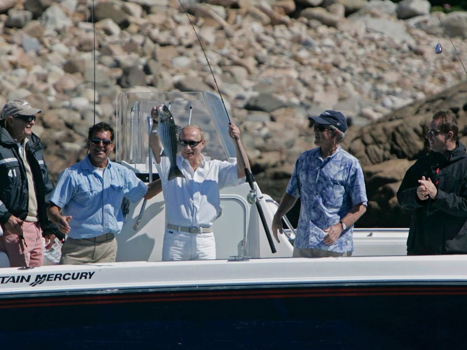 US-Präsident George W. Bush und Russlands Präsident Vladimir Putin 1997 beim Fischen. (keystone)