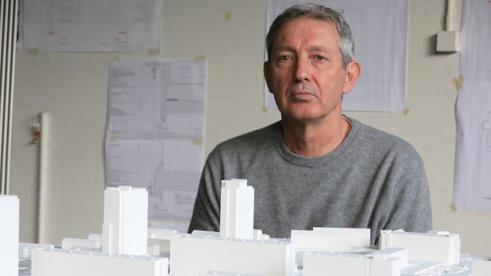 Porträt Rolf Mühlethaler vor einem Modell des Quartiers Tscharnergut.