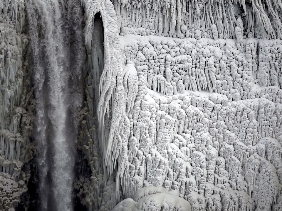 Die Niagarafälle sind mit Eisbildungen dekoriert.