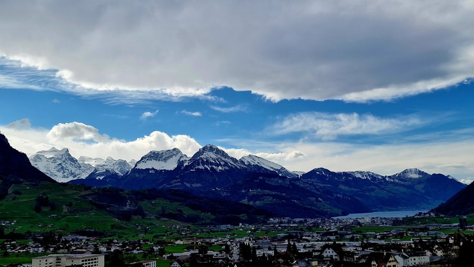 Blick von Schwyz Richtung Vierwaldstättersee und die grosse blaue Wolkenlücke.