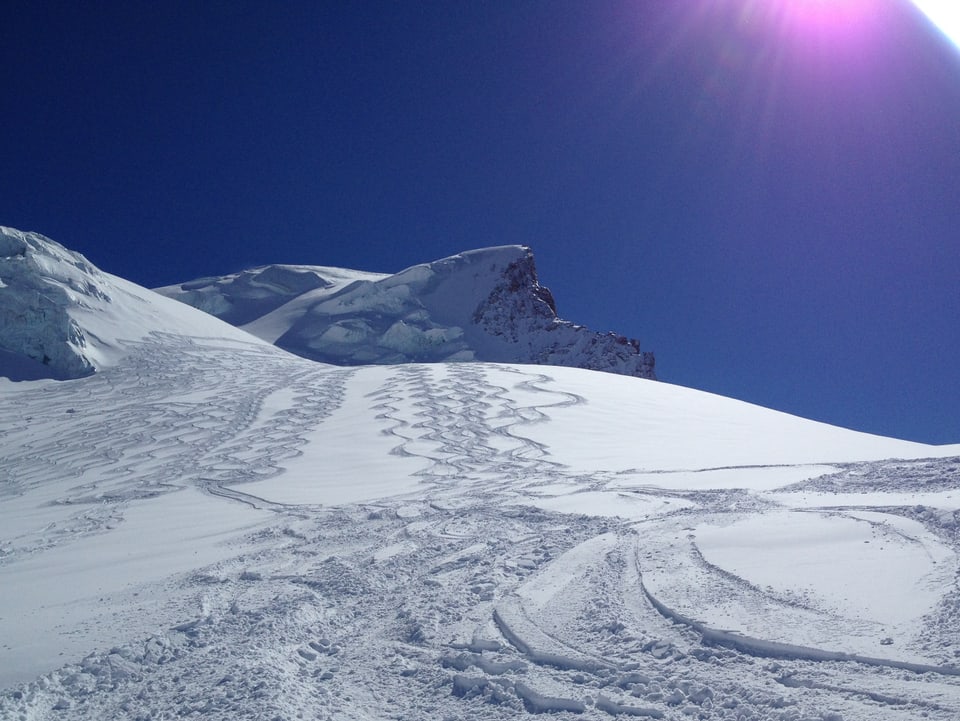Skispuren im frisch verschneiten Hang.