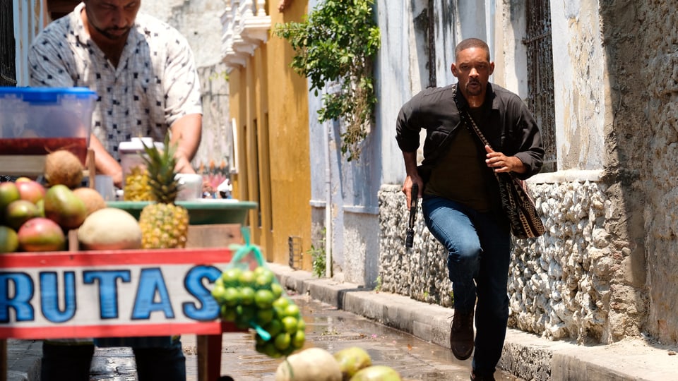 Will Smith rennt in Cartagena mit einer Waffe rum.