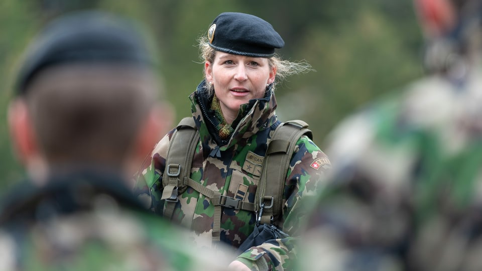 Corina Gantenbein in Militär-Montur