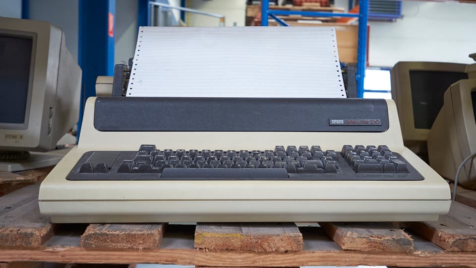 Printer mit Tastatur, erinnert an eine Schreibmaschine