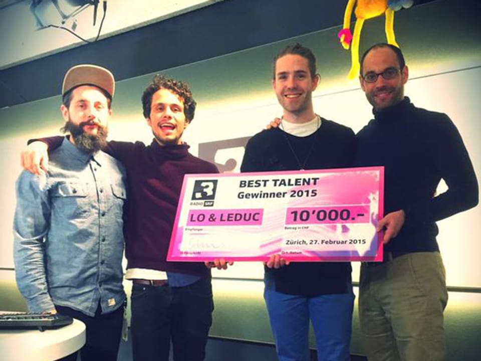 Andi Rohrer und Pascal Scherrer (Publizistischer Leiter SRF 3) überreichen den Best Talent Gewinnern Lo & Leduc den Siegergutschein über 10'000 Franken.