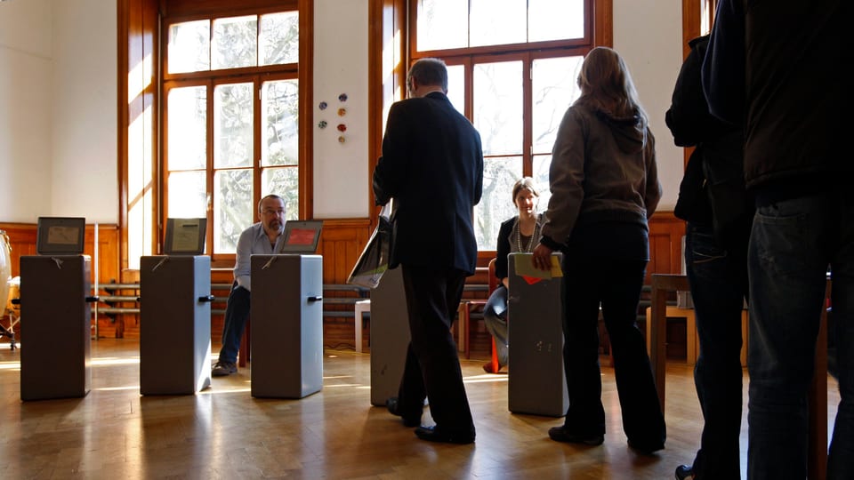 Personen bei der Stimmabgabe