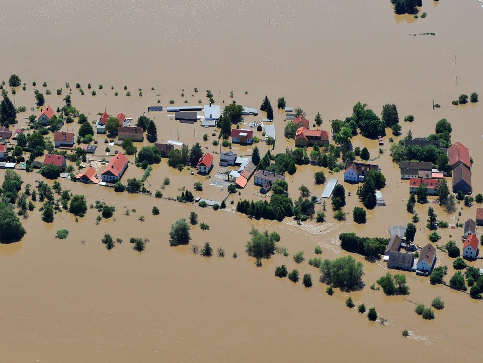 Luftaufnahme von Gohlis. Häuser stehen komplett unter Wasser. Keine Strasse ist mehr zu sehen.