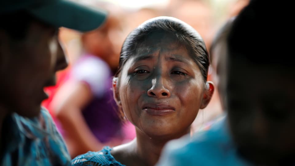Die weinende Mutter des zuvor gestorbenen Mädchens.