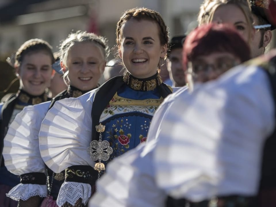 Junge Frauen in Nidwaldner Trachten.