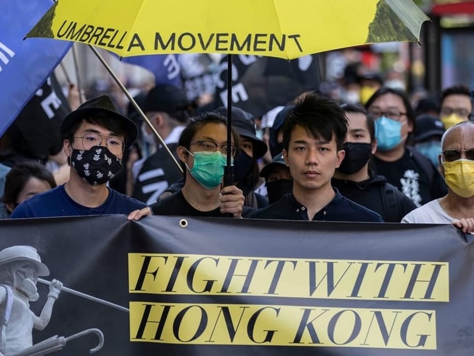 Menschenmasse mit Banner «Fight for Hongkong»