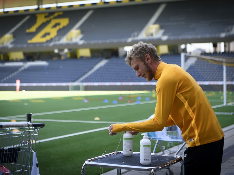 YB-Captain Fabian Lustenberger hält sich bei der Wiederaufnahme des Trainings vorbildlich an die Hygienevorschriften.