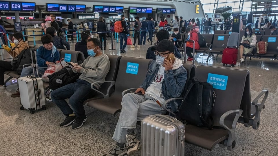 Passagiere in der Wartehalle des Flughafens in Wuhan