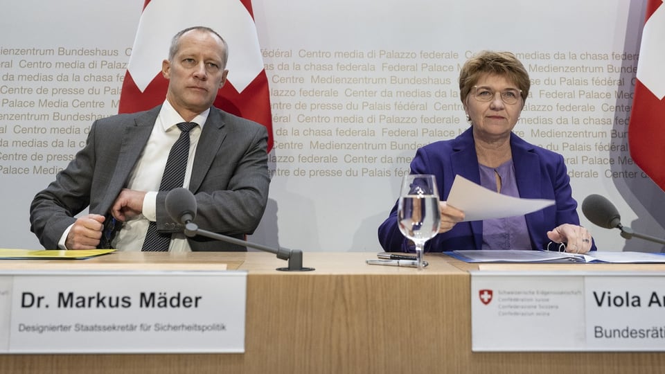 Bundesrätin Viola Amherd stellt Markus Mäder, neuer Staatssekretär für Sicherheitspolitik vor
