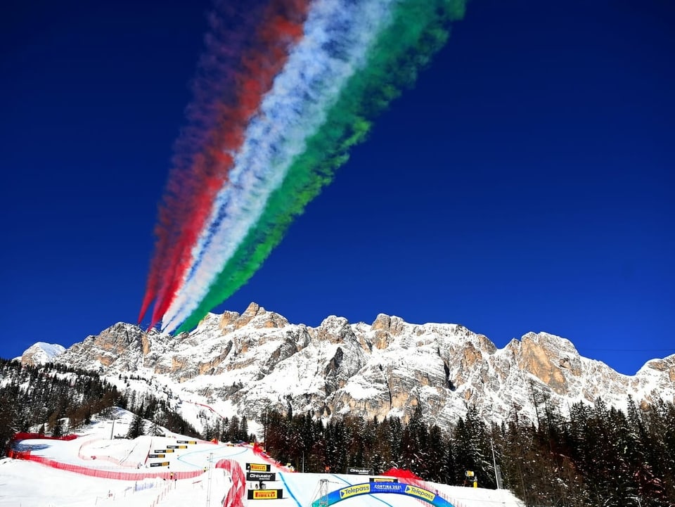 Kampfflieger malen eine Italienflagge in die Luft