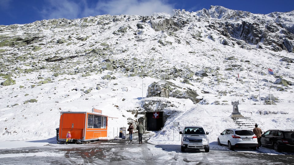 Schneebedeckter Berg mit Höhleneingang.