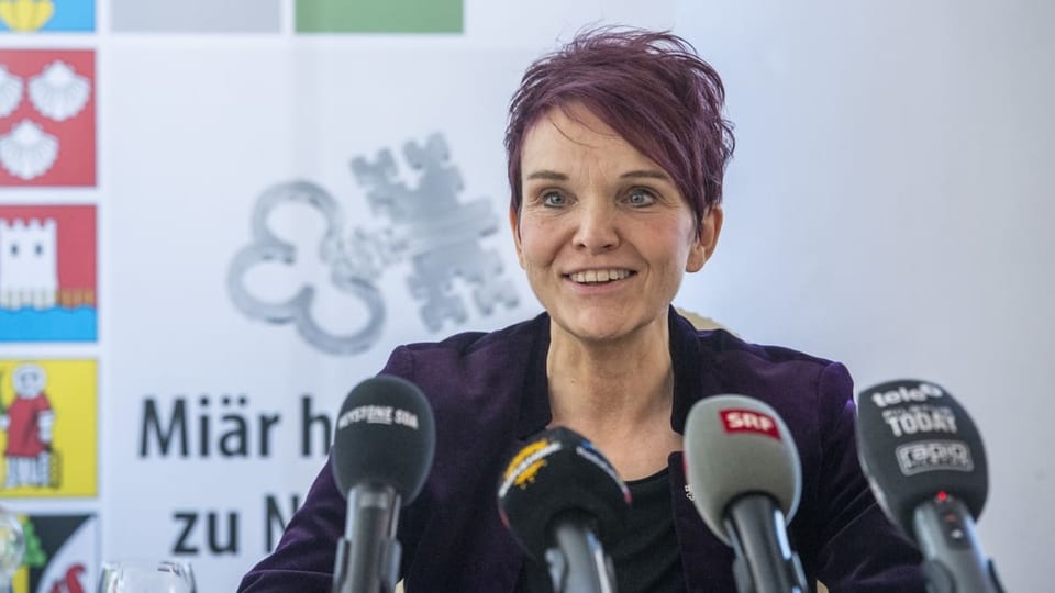 Michèle Blöchliger lauft lachend auf die Kamera zu.