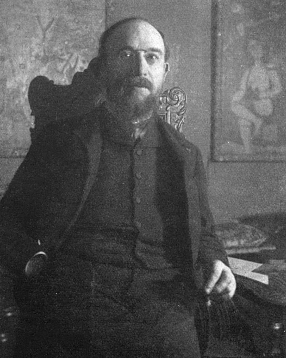 Portrait von Erik Satie in schwarz-weiss.