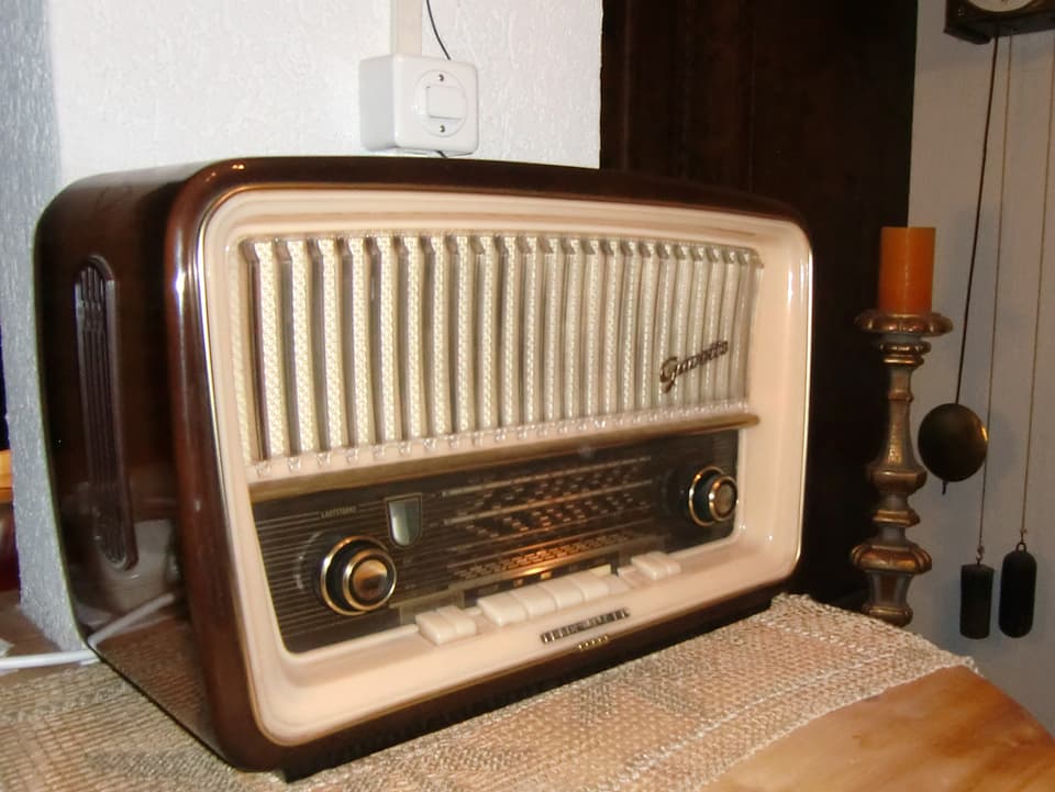 Altes Radio auf einem Holztisch. 