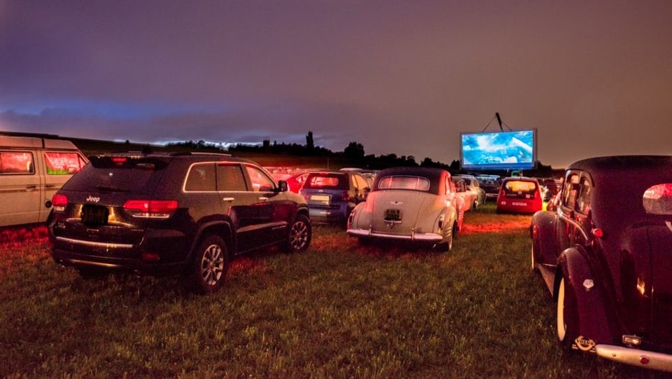 Oldtimer-Autos vor Leinwand
