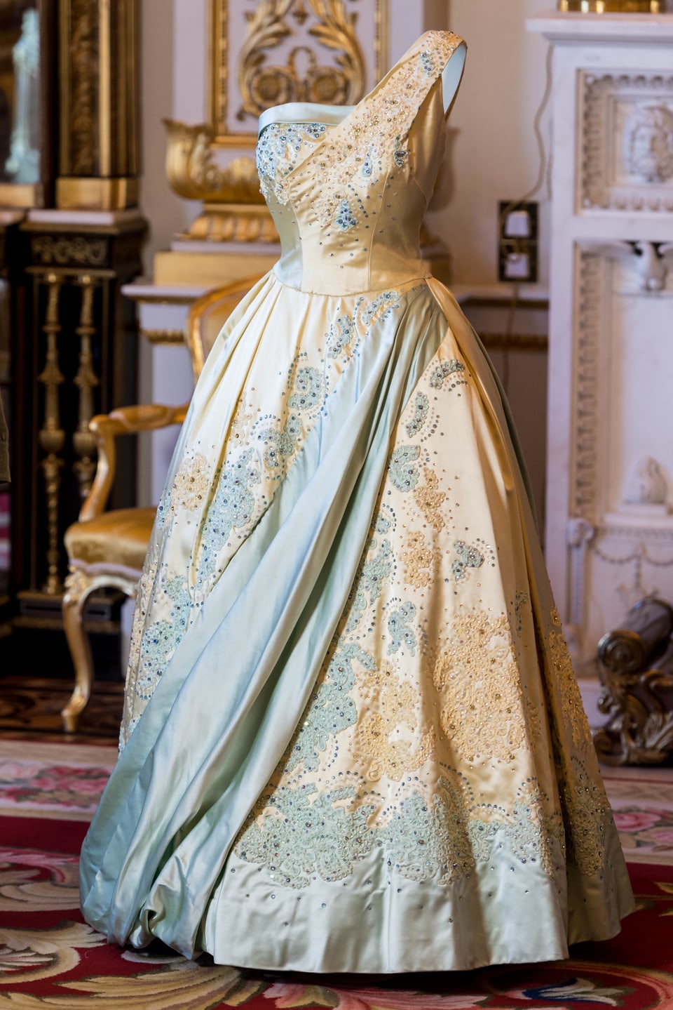 Ein gold-blaues Ballkleid. Mit nur einen breiten Träger und Orientalischen Ornamenten.  