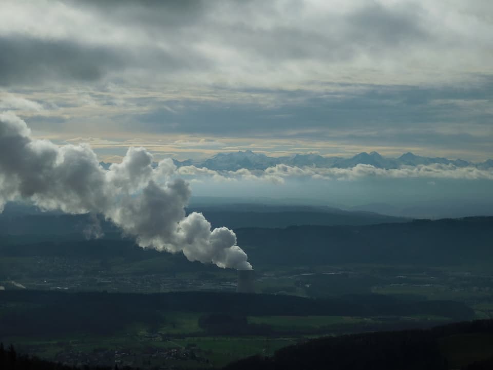 Wolken mit Dampffahne eines Atomkraftwerkes.
