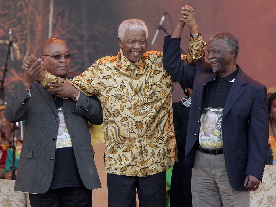 Zuma, Mandela und Mbheki in einer Reihe stehend.
