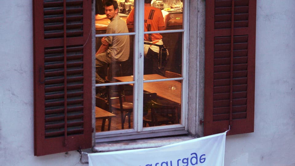 Aussenaufnahme durchs Fenster auf Bedienungspersonal im Solothurner «Kreuz»