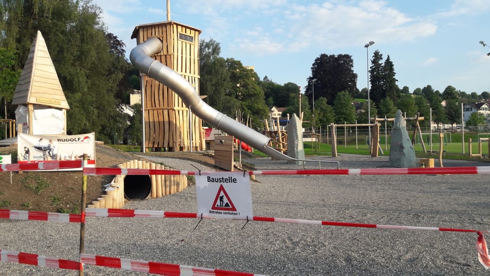 Generationenspielplatz in Herisau, mit Rutschturm aus Holz und Tunnel.