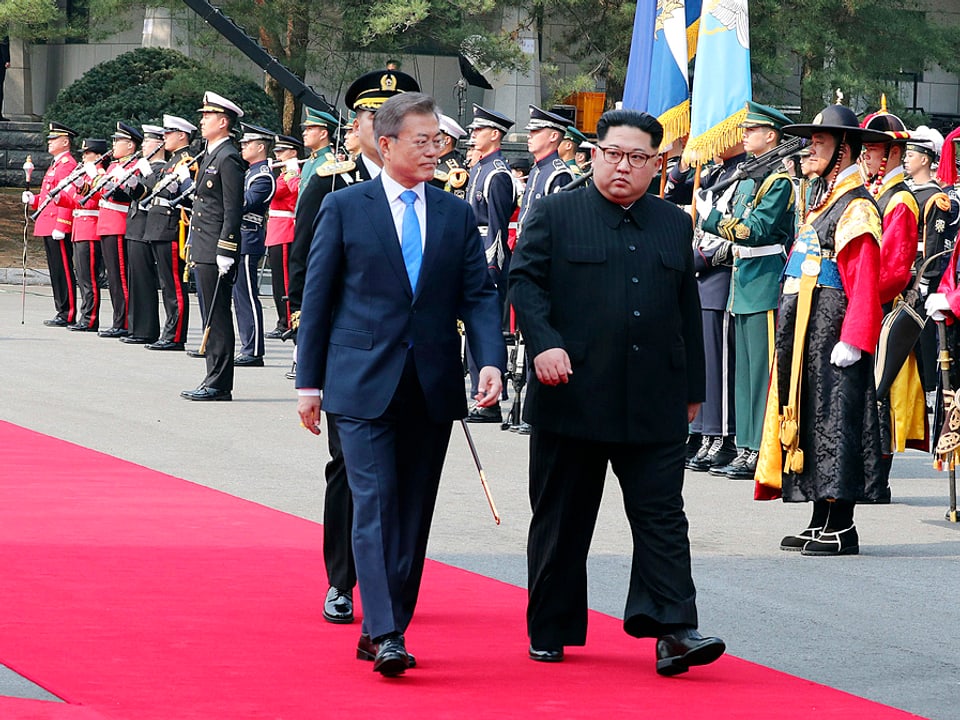 Südkoreas Präsident Moon Jae-in schreitet mit Nordkoreas Präsident Kim Jong-un die Ehrengarde ab.