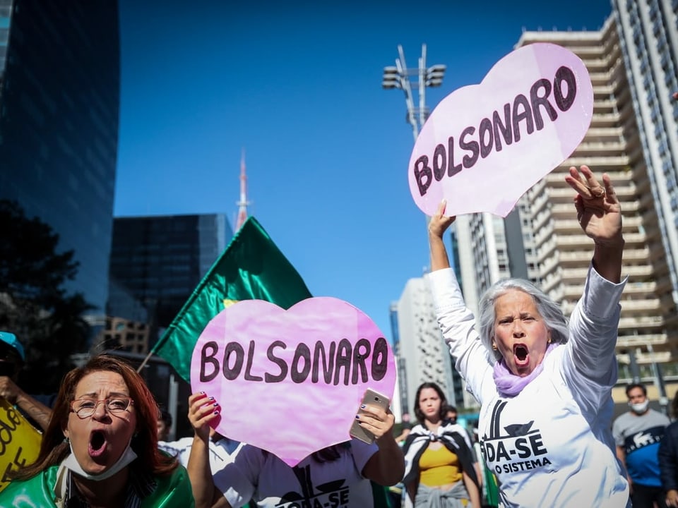 Demonstranten mit Bolsonaro-Schildern.