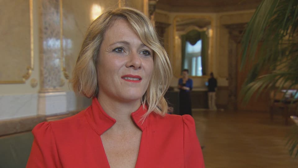 Nationalrätin Kathrin Bertschy steht in der Wandelhalle des Bundeshauses für ein Interview hin
